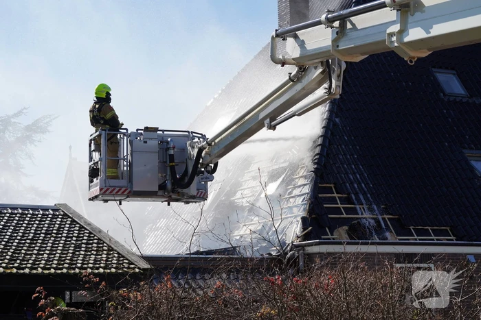 Rieten dak zorgt voor uitslaande brand