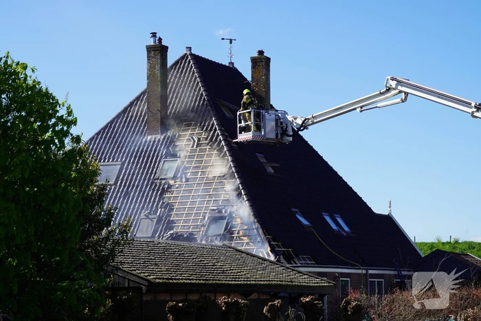 Rieten dak zorgt voor uitslaande brand