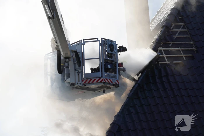 Rieten dak zorgt voor uitslaande brand