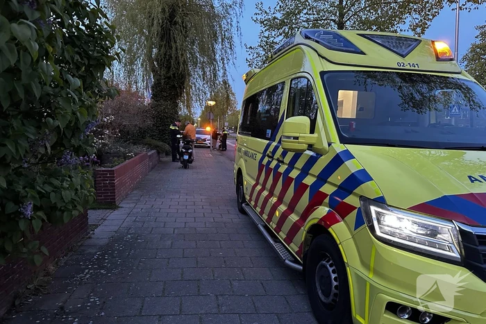 Scooter en scootmobiel raken elkaar op kruispunt