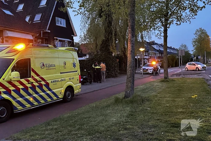 Scooter en scootmobiel raken elkaar op kruispunt