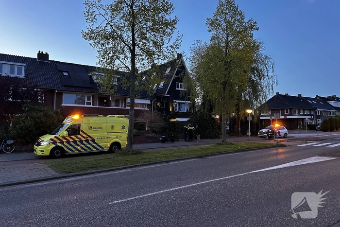 Scooter en scootmobiel raken elkaar op kruispunt