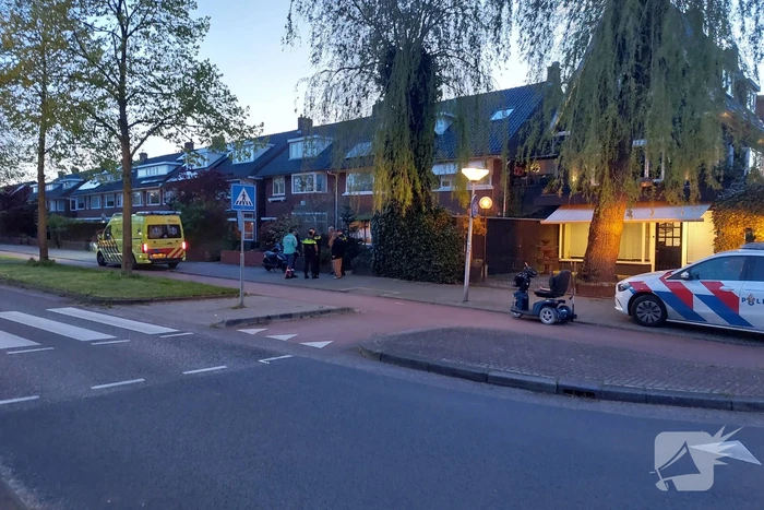 Scooter en scootmobiel raken elkaar op kruispunt