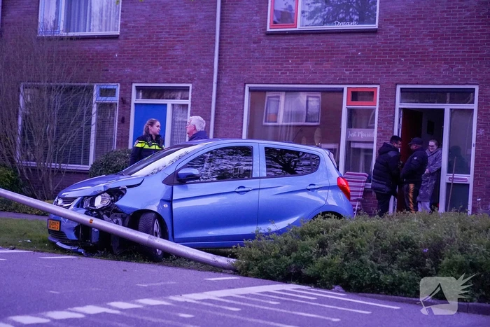 Bestuurder ramt lantarenpaal na stuurfout