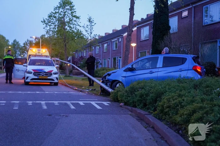 Bestuurder ramt lantarenpaal na stuurfout