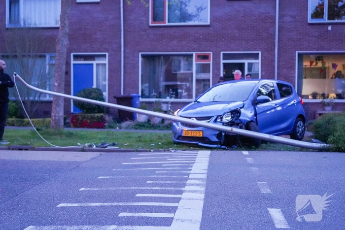 Bestuurder ramt lantarenpaal na stuurfout