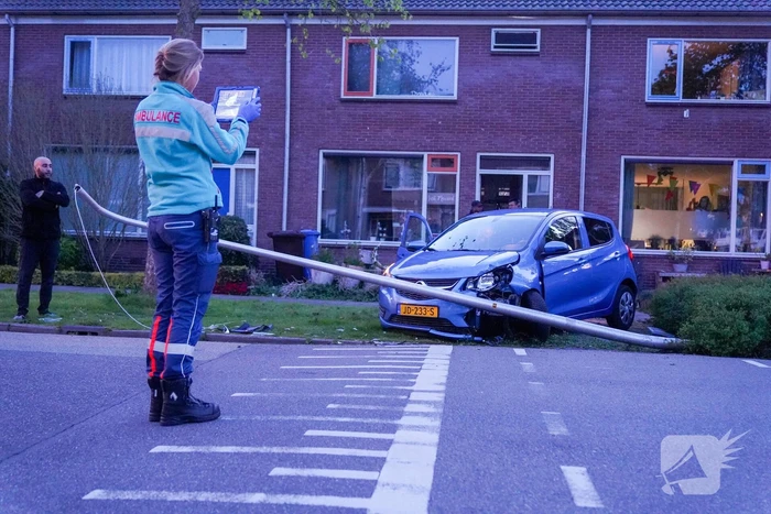 Bestuurder ramt lantarenpaal na stuurfout