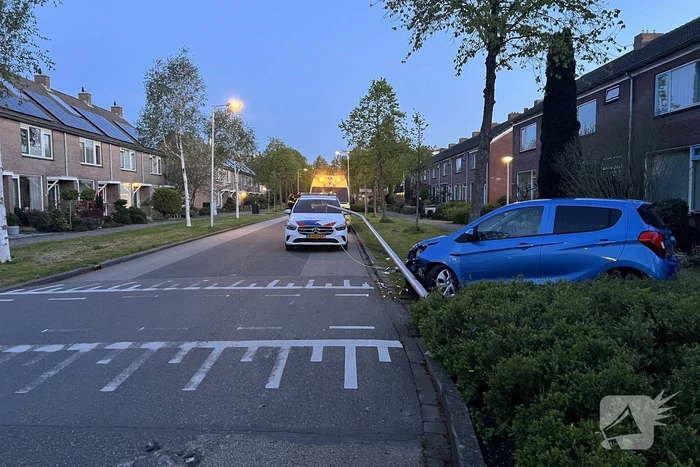 Bestuurder ramt lantarenpaal na stuurfout