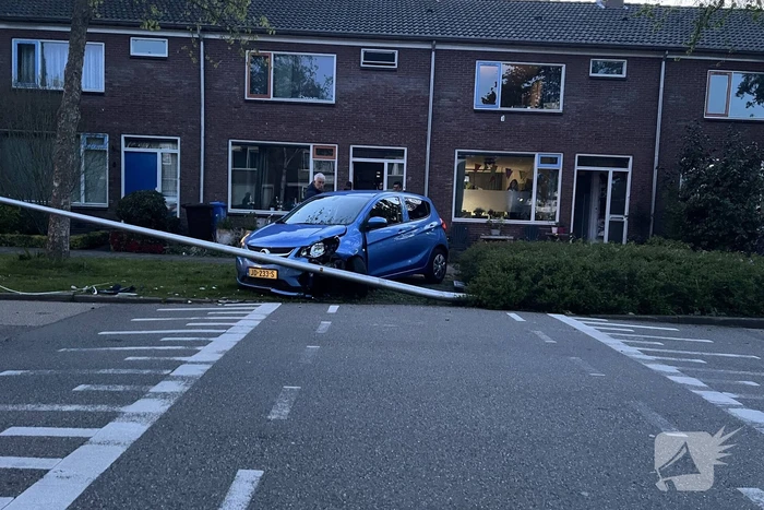 Bestuurder ramt lantarenpaal na stuurfout