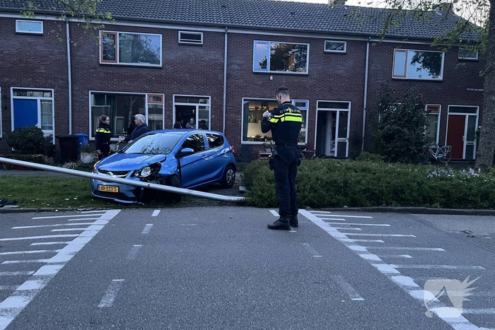 Bestuurder ramt lantarenpaal na stuurfout