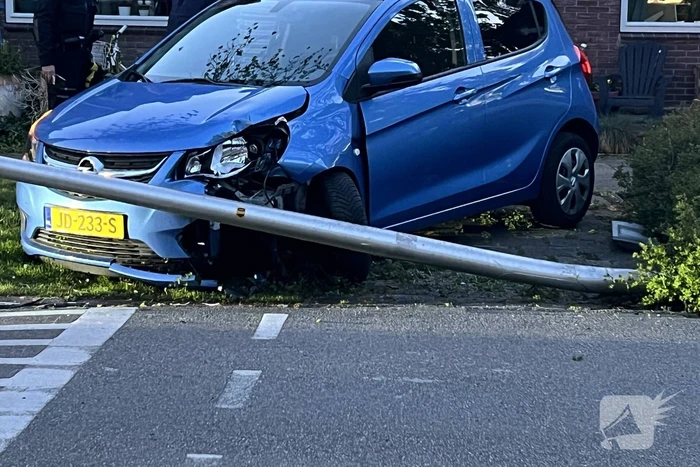 Bestuurder ramt lantarenpaal na stuurfout