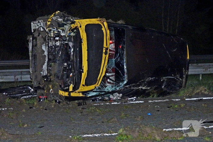 Auto raakt macht over stuur kwijt en belandt op zijkant