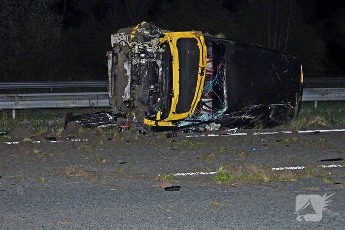 Auto raakt macht over stuur kwijt en belandt op zijkant