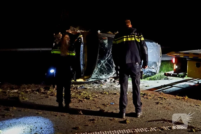 Auto raakt macht over stuur kwijt en belandt op zijkant