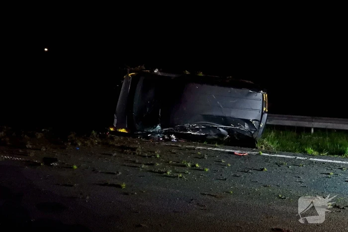 Auto raakt macht over stuur kwijt en belandt op zijkant