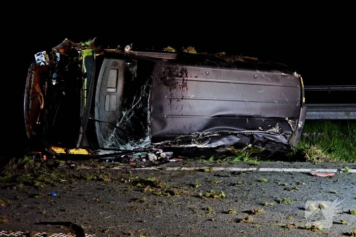 Auto raakt macht over stuur kwijt en belandt op zijkant
