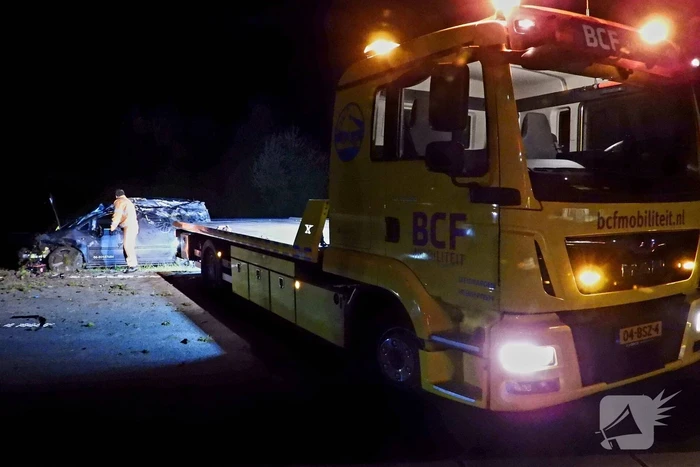 Auto raakt macht over stuur kwijt en belandt op zijkant