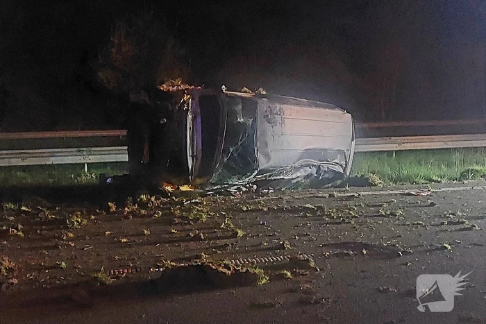 Auto raakt macht over stuur kwijt en belandt op zijkant