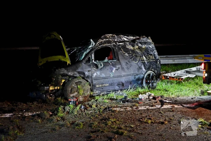 Auto raakt macht over stuur kwijt en belandt op zijkant