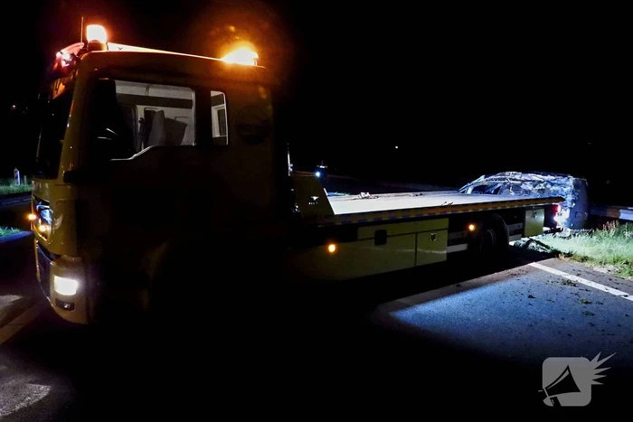 Auto raakt macht over stuur kwijt en belandt op zijkant