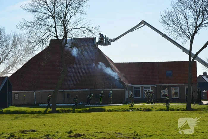 Brand in dak van woonboerderij