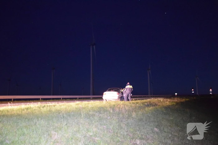 Dronken bestuurder loopt ijskoude Oosterschelde in na controle