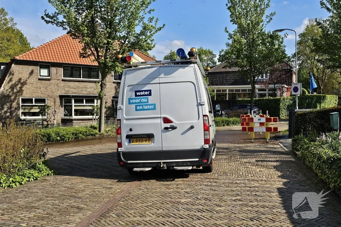 Straat onder water door leidingbreuk