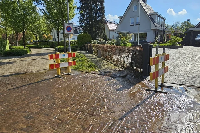 Straat onder water door leidingbreuk