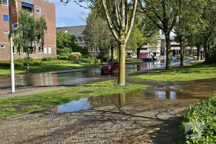 Straat onder water door leidingbreuk