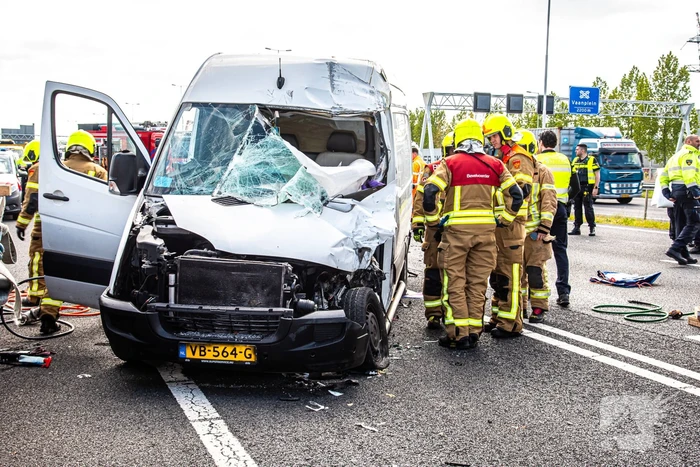 Ernstig ongeval tussen bestelbus en vrachtwagen