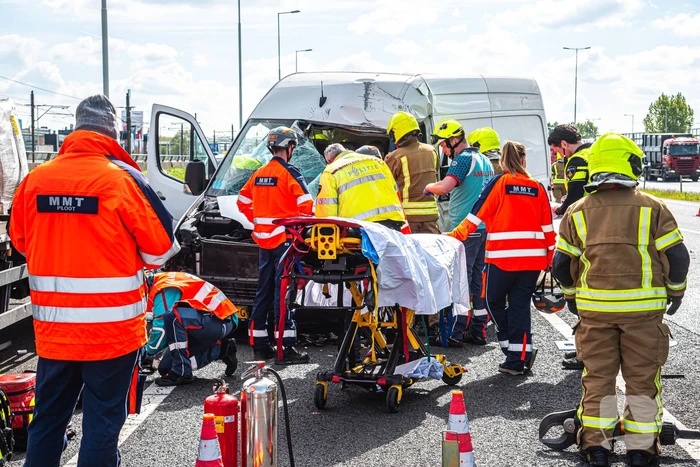 Ernstig ongeval tussen bestelbus en vrachtwagen