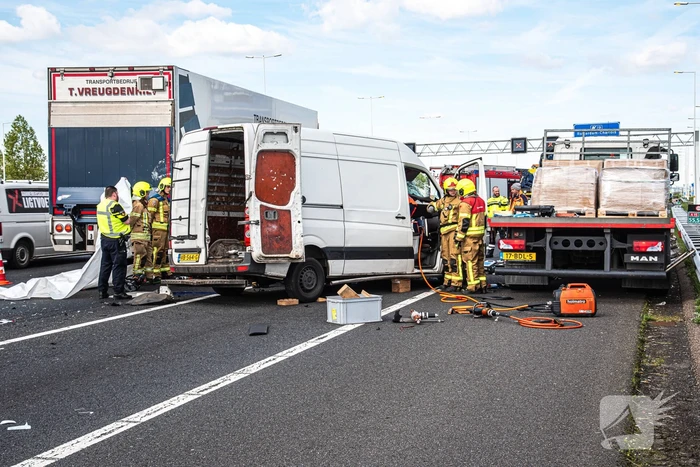 Ernstig ongeval tussen bestelbus en vrachtwagen