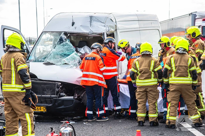 Ernstig ongeval tussen bestelbus en vrachtwagen