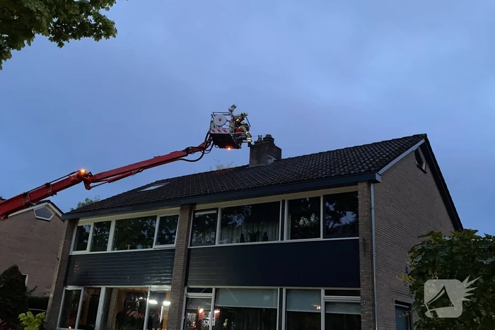 Brand in schoorsteen snel onder controle