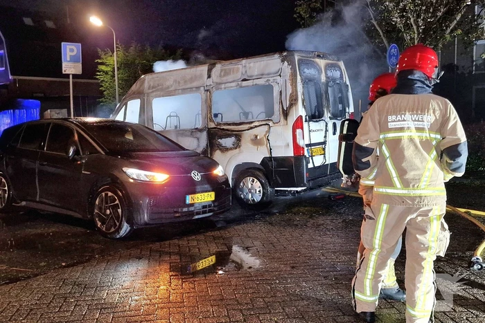 Personenbus verzorgingshuis verwoest door brand