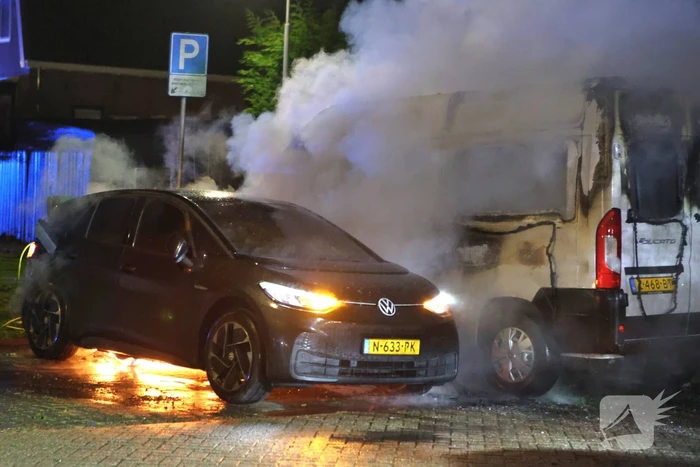 Personenbus verzorgingshuis verwoest door brand