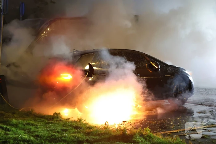 Personenbus verzorgingshuis verwoest door brand