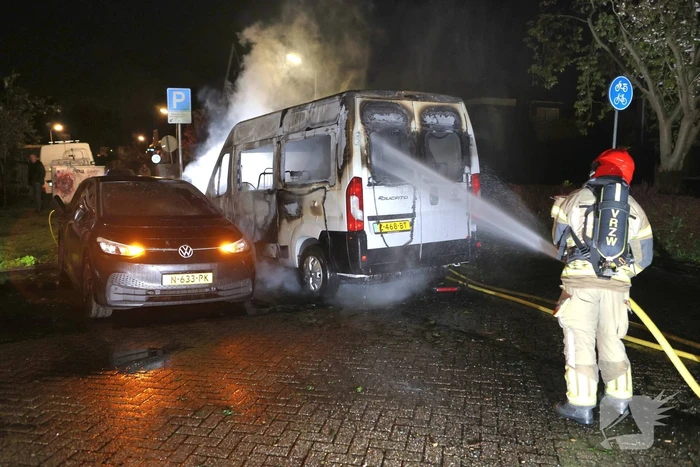 Personenbus verzorgingshuis verwoest door brand