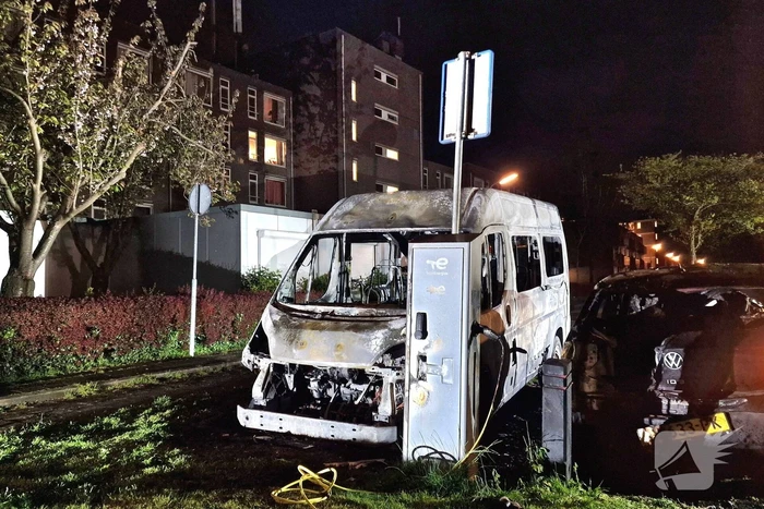 Personenbus verzorgingshuis verwoest door brand
