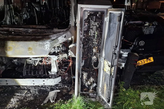 Personenbus verzorgingshuis verwoest door brand