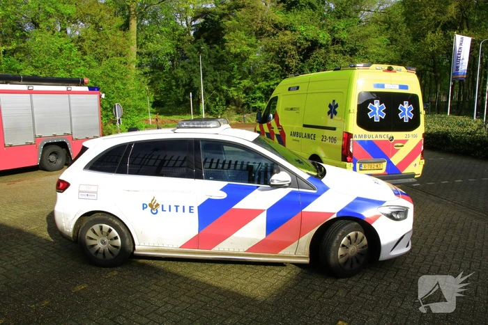 Brandweerlieden schieten te hulp bij ongeval