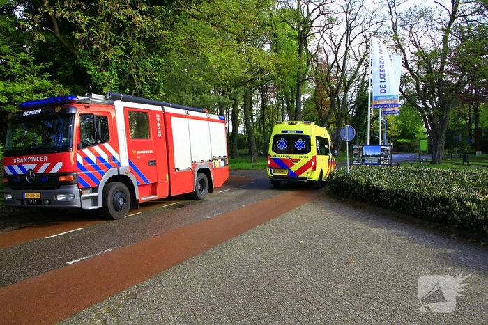 Brandweerlieden schieten te hulp bij ongeval