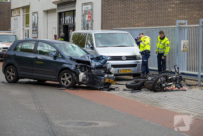 Motorrijder naar ziekenhuis na botsing