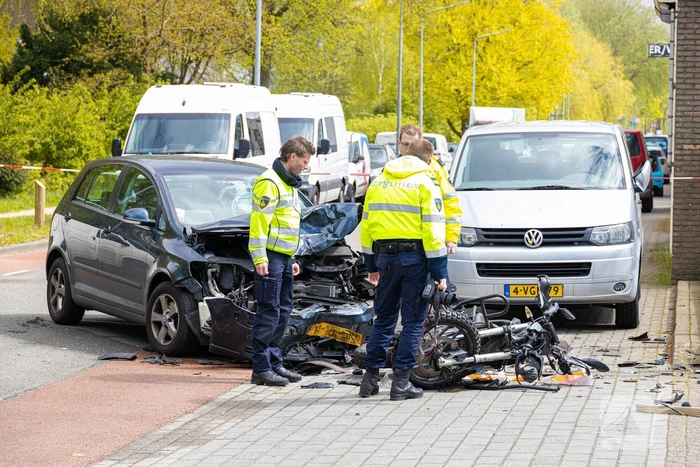Motorrijder naar ziekenhuis na botsing