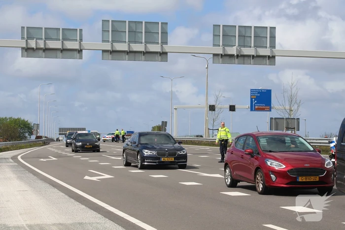 Vrachtwagen botst achterop personenauto