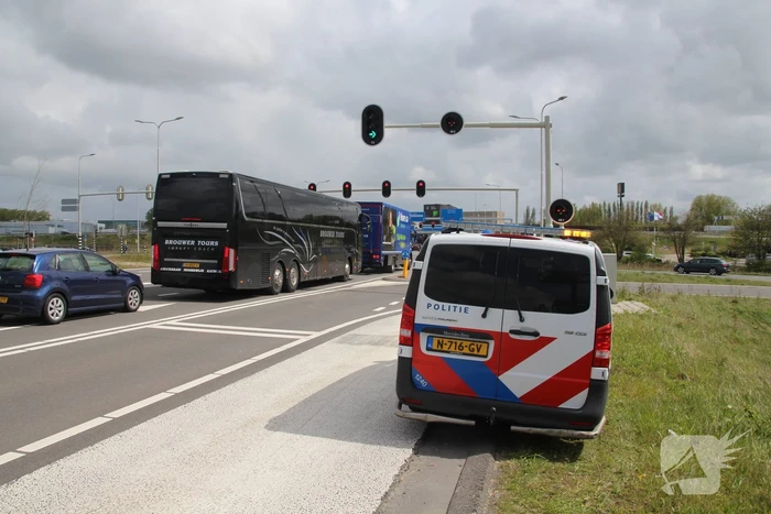Vrachtwagen botst achterop personenauto