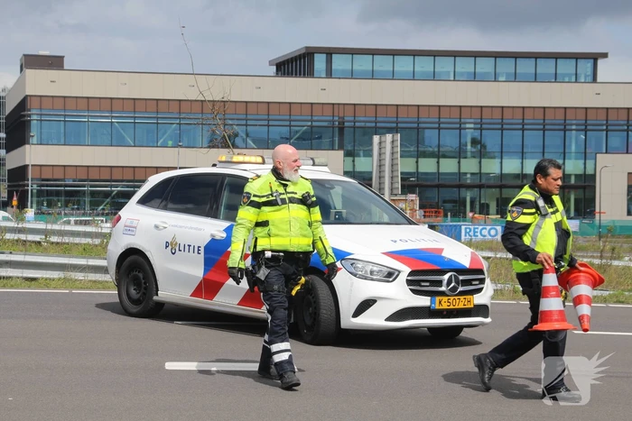 Vrachtwagen botst achterop personenauto