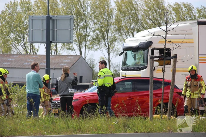 Vrachtwagen botst achterop personenauto