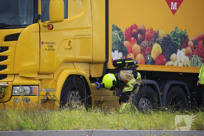 Vrachtwagen botst achterop personenauto