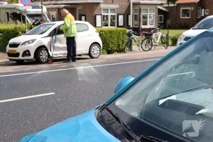 Twee voertuigen beschadigd bij botsing